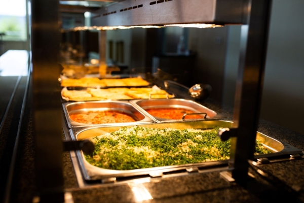 Warme Speisen mit Wärmelampen Warme Speisen mit Wärmelampen