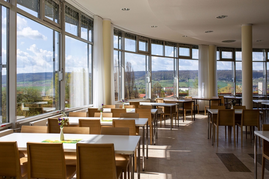 Heller Speiseraum mit Weitblick Heller Speiseraum mit Weitblick