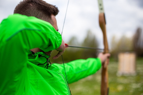 Ein Mann beim Bogen schiessen Ein Mann beim Bogen schiessen