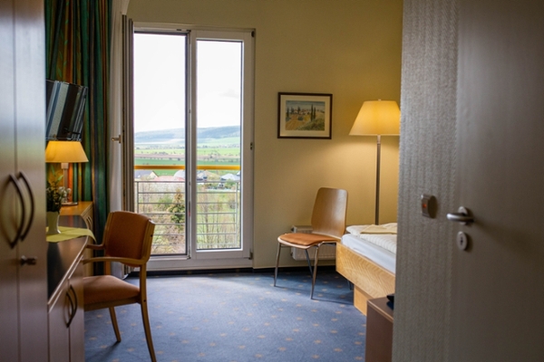 Zimmer mit Bett,Tisch, Stühlen und Fenster Zimmer mit Bett,Tisch, Stühlen und Fenster