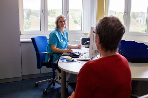 Zwei Frauen im Gespräch Zwei Frauen im Gespräch