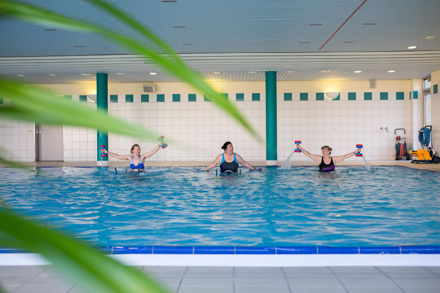 Schwimmbad mit Personen bei der Wassergymnastik Schwimmbad mit Personen bei der Wassergymnastik