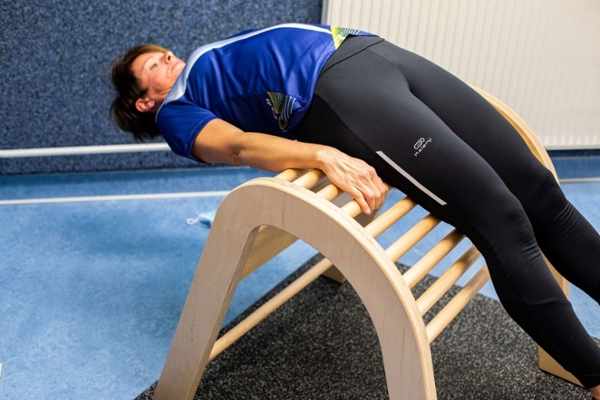 Frau bei Streckübungen Frau bei Streckübungen